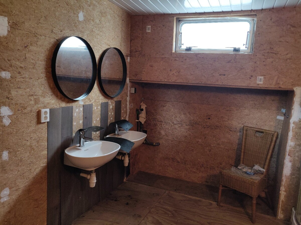 Wonen op het water – Woonboot op de Zuid-Willemsvaart 