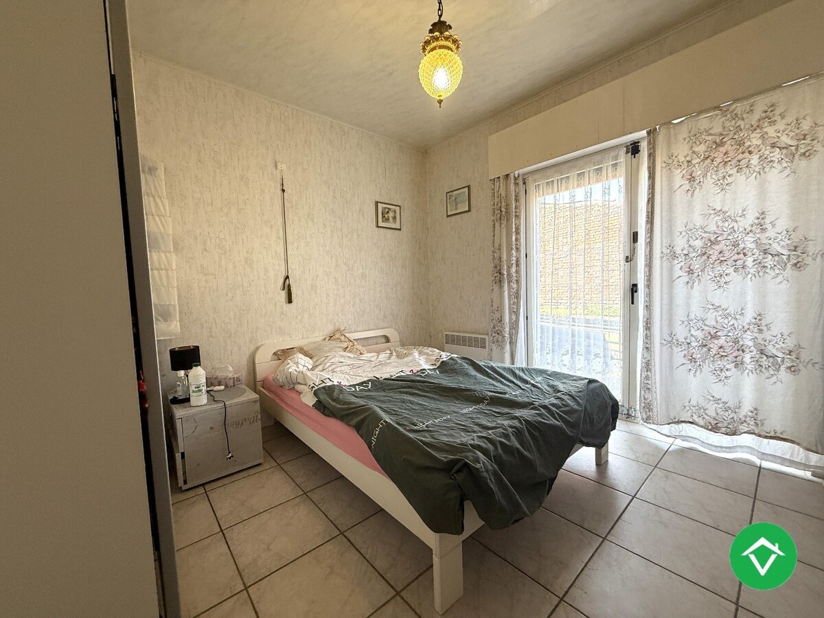 Gelijkvloers appartement met 2 slaapkamers en garage in centrum Roeselare 