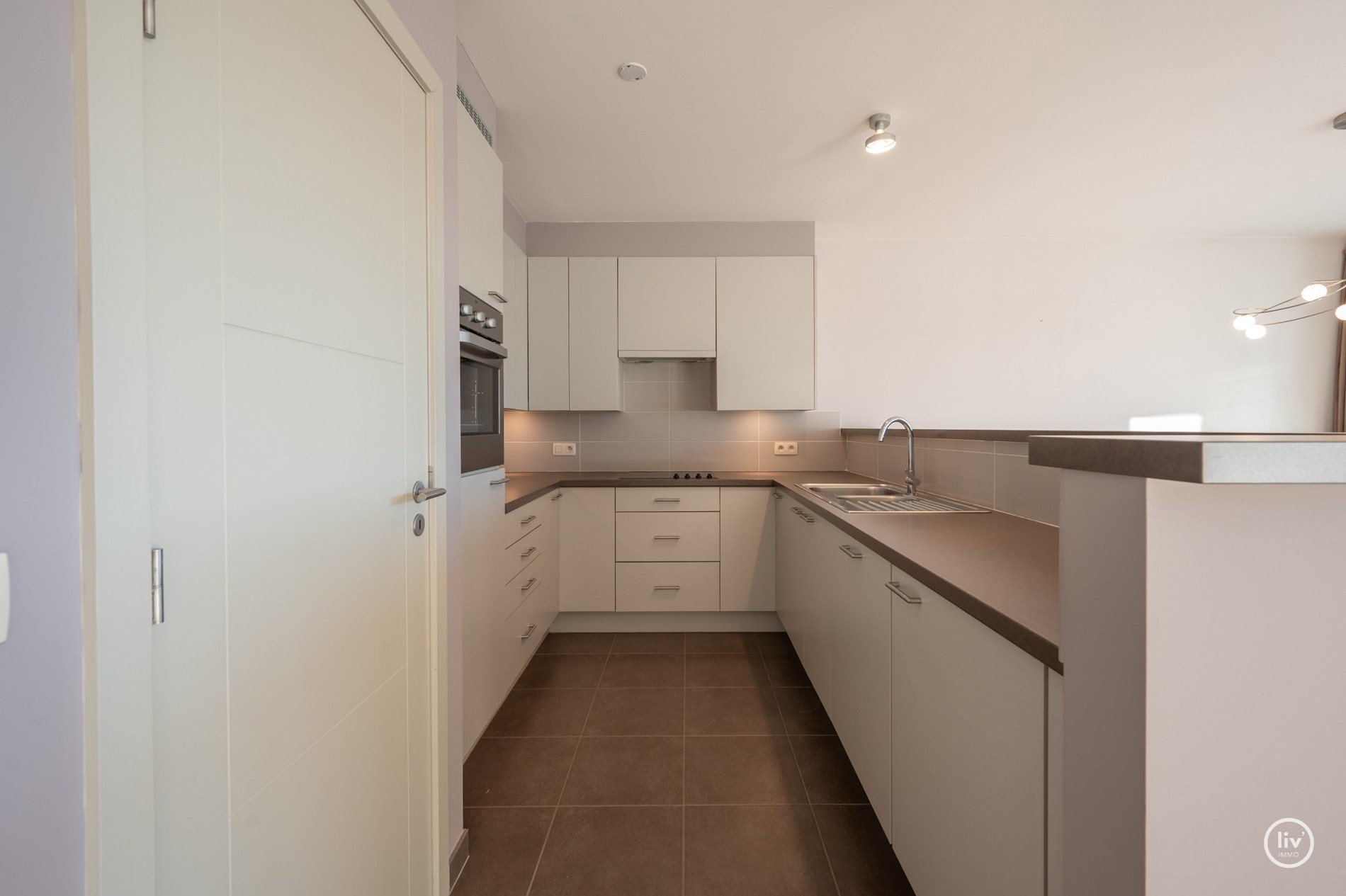 Centraal gelegen 2 slaapkamer appartement met ruime terrassen in een recent gebouwde residentie (met mog. tot aankoop van inpandige garage) 