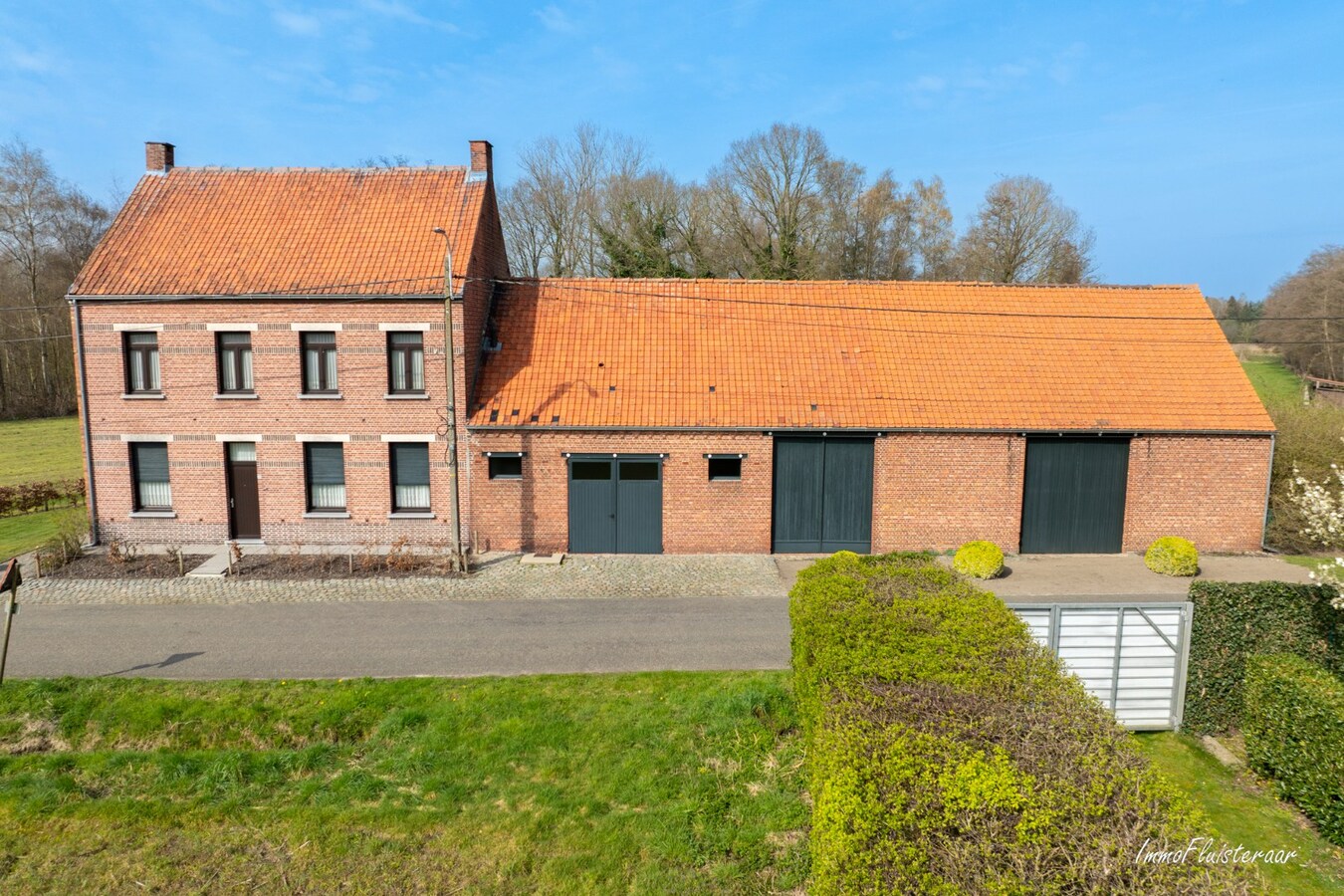 Statige woning met opslagruimte en stalgebouw op ca. 11.391 m2 te Geel 