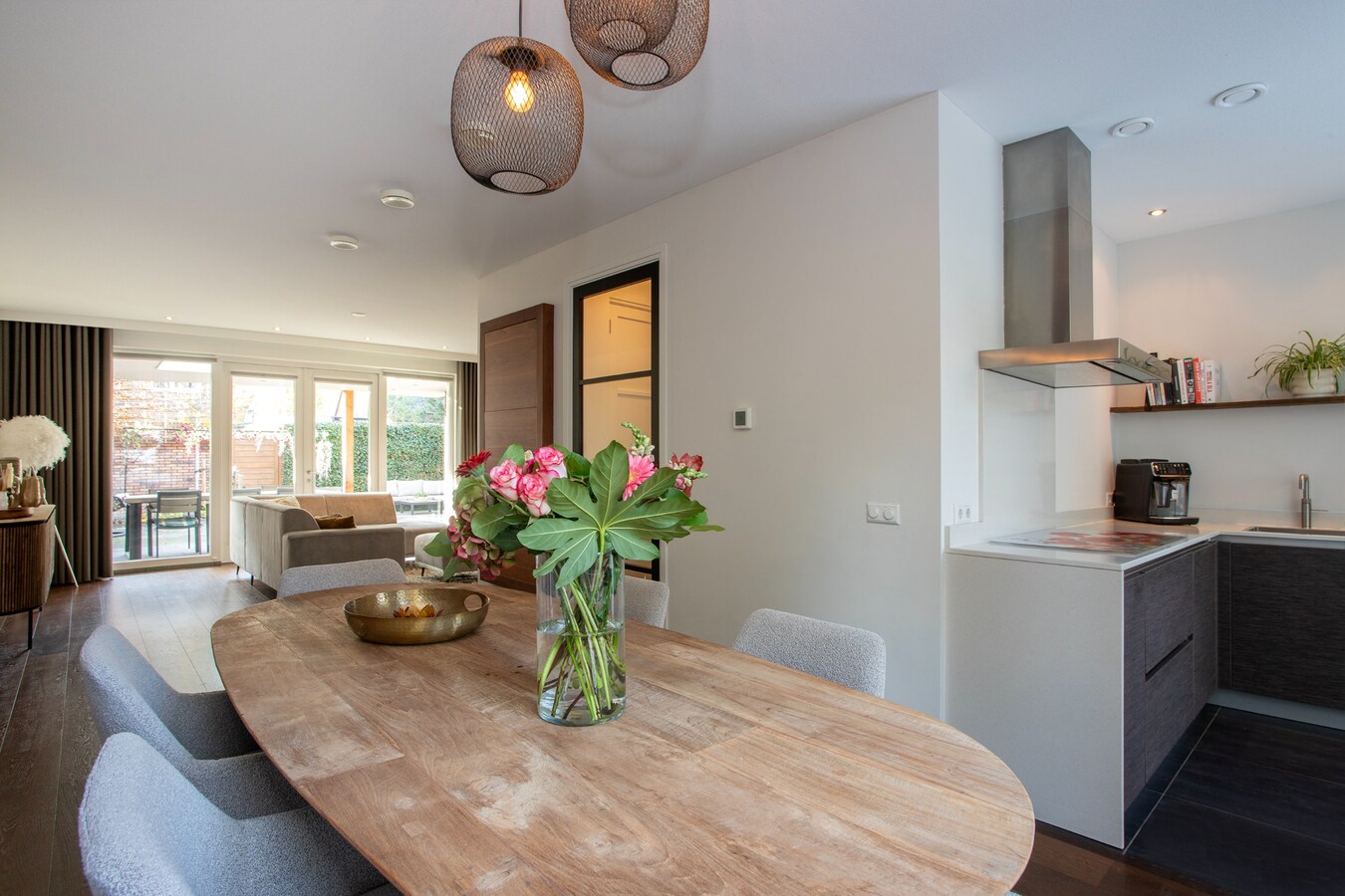 Zeer ruime hoekwoning met volop leefruimte en groen uitzicht in kindvriendelijke wijk! 