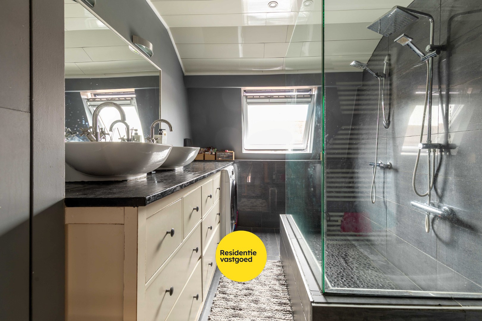 Uniek gerenoveerd pand met 3 entiteiten in hartje Nieuwpoort. 