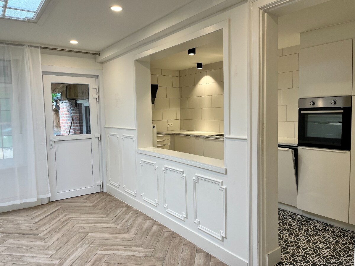 Lichtrijke woning met garage in het hartje van Ieper 