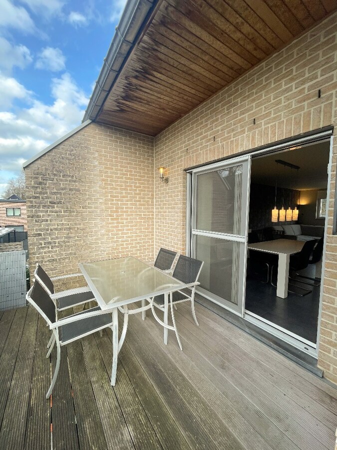 Verzorgde bel-etagewoning met 3 slpk, terras, patio  en garage nabij het centrum van As. 