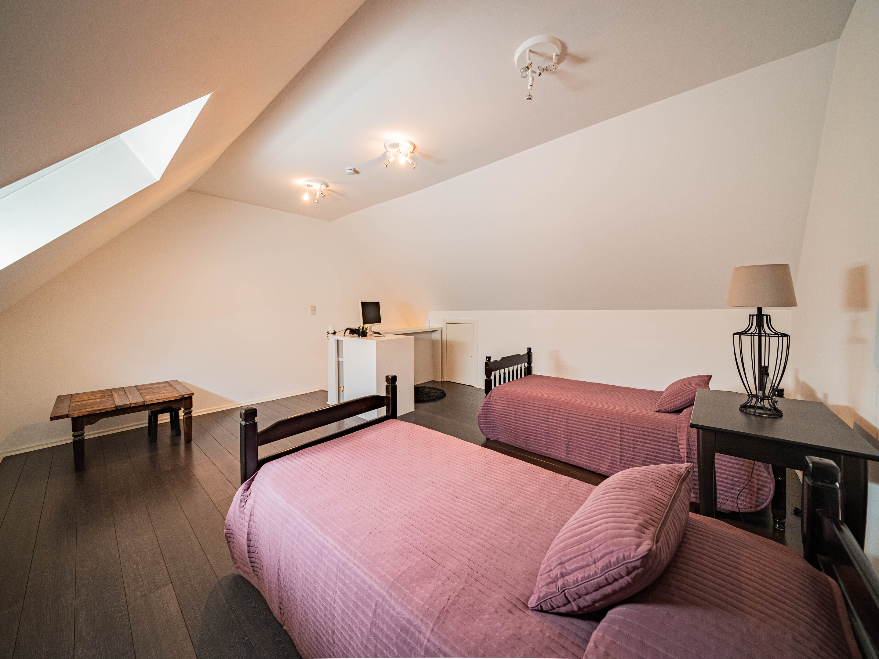 Uitzonderlijk goed onderhouden instapklare woning met 3 slaapkamers en tuin 