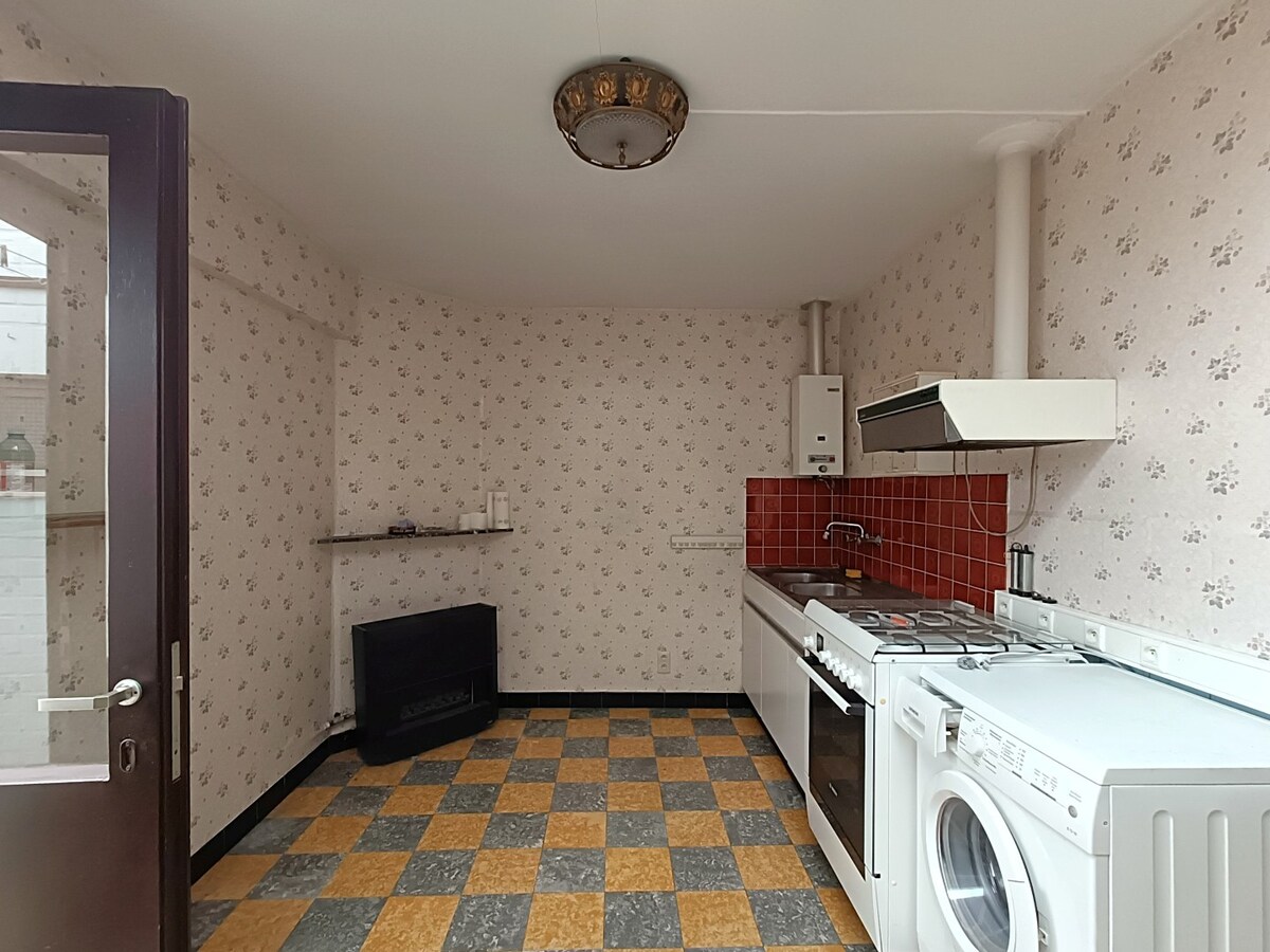 Te renoveren, lichtrijke woning met stadskoer in het hart van Assebroek. 