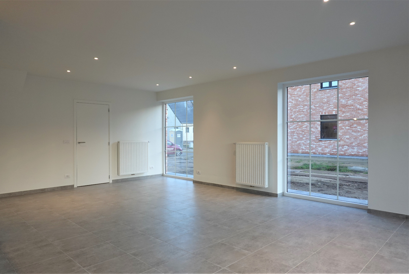 Halfopen nieuwbouw met inpandige garage 