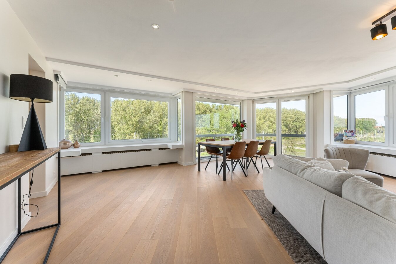 Gerenoveerd hoekappartement met prachtige zichten te Heist 