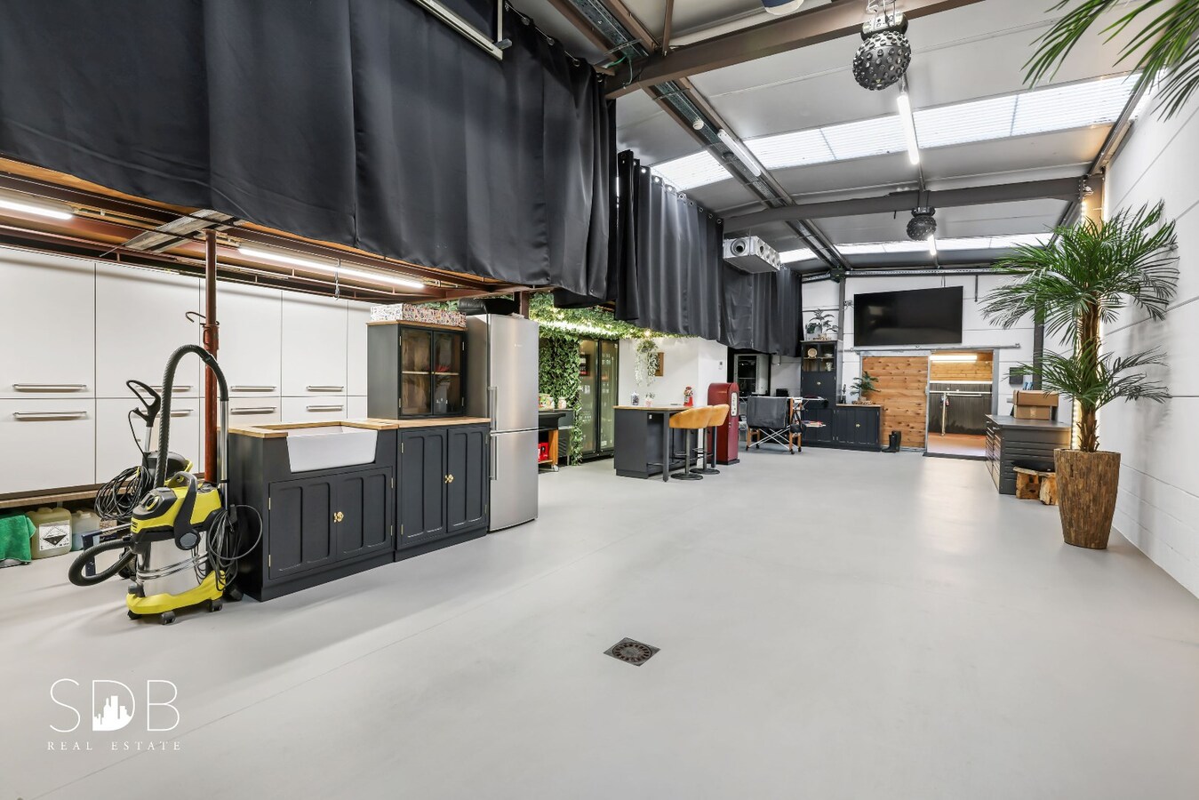 Landelijke villa met zwembad, paardenfaciliteiten en piste op circa 2 HA 