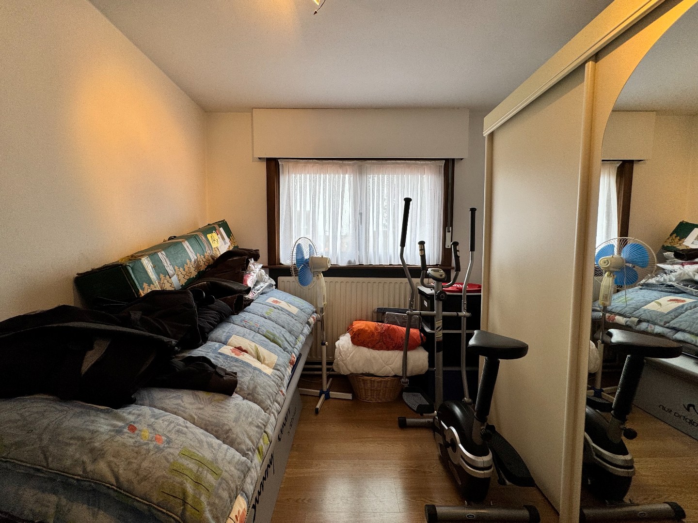 Ruime deels gerenoveerde woning met 3 slaapkamers, tuin en garage 