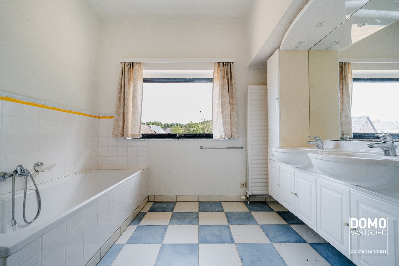 Open bebouwing met verkaveling mogelijkheden. Optioneel naastliggend perceel hooiland van 60a10ca bij aan te kopen. 