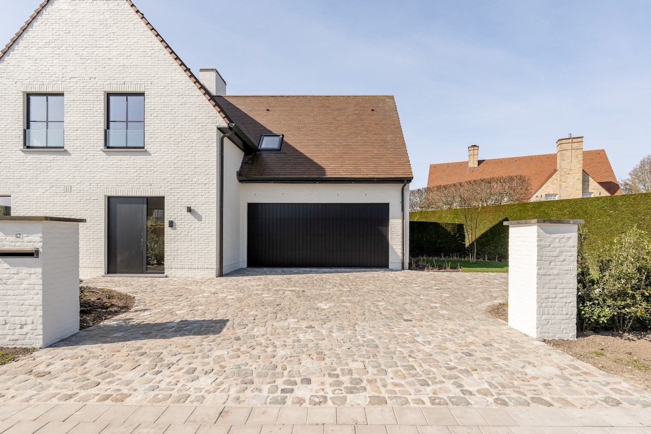 Cette magnifique maison individuelle rénovée avec une allée située dans un quartier calme à Knokke, offre tout ce dont vous avez besoin pour vivre confortablement. 