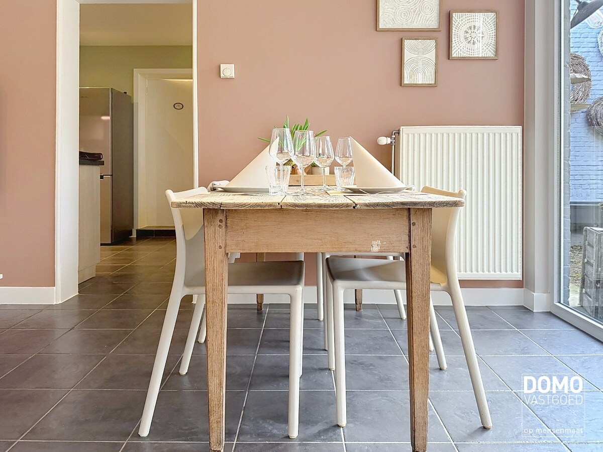 VOLLEDIG GEMEUBELDE 1 SLAAPKAMER STUDIO TE HASSELT (Stokrooie) 