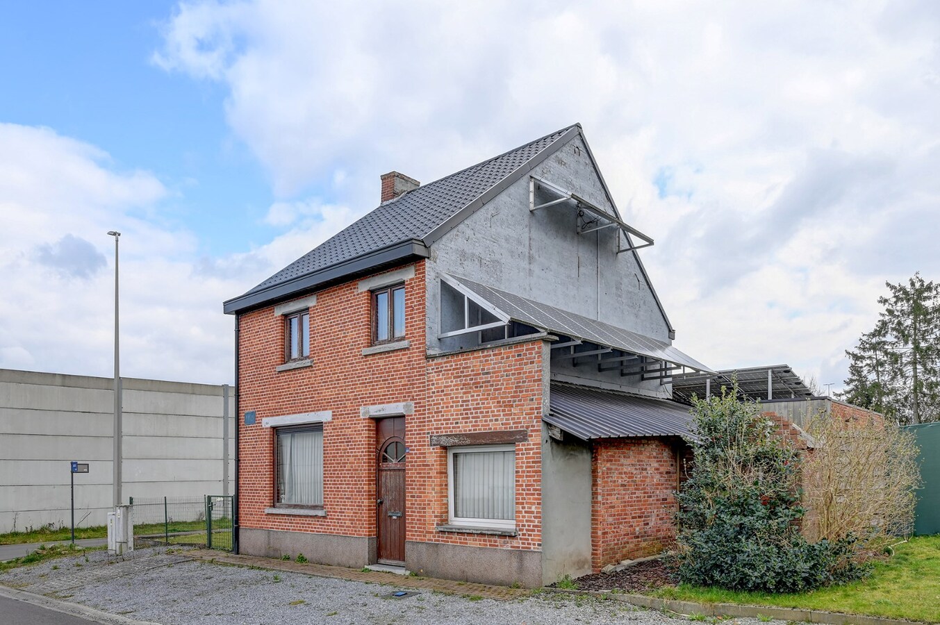 Open bebouwing met 4 slaapkamers 