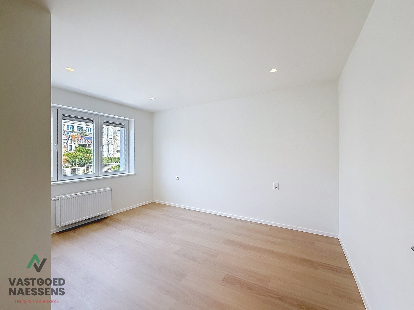 VOLLEDIG GERENOVEERDE 5 SLPK WONING – 2 BADKAMERS – ZONNIGE ZW-TUIN 