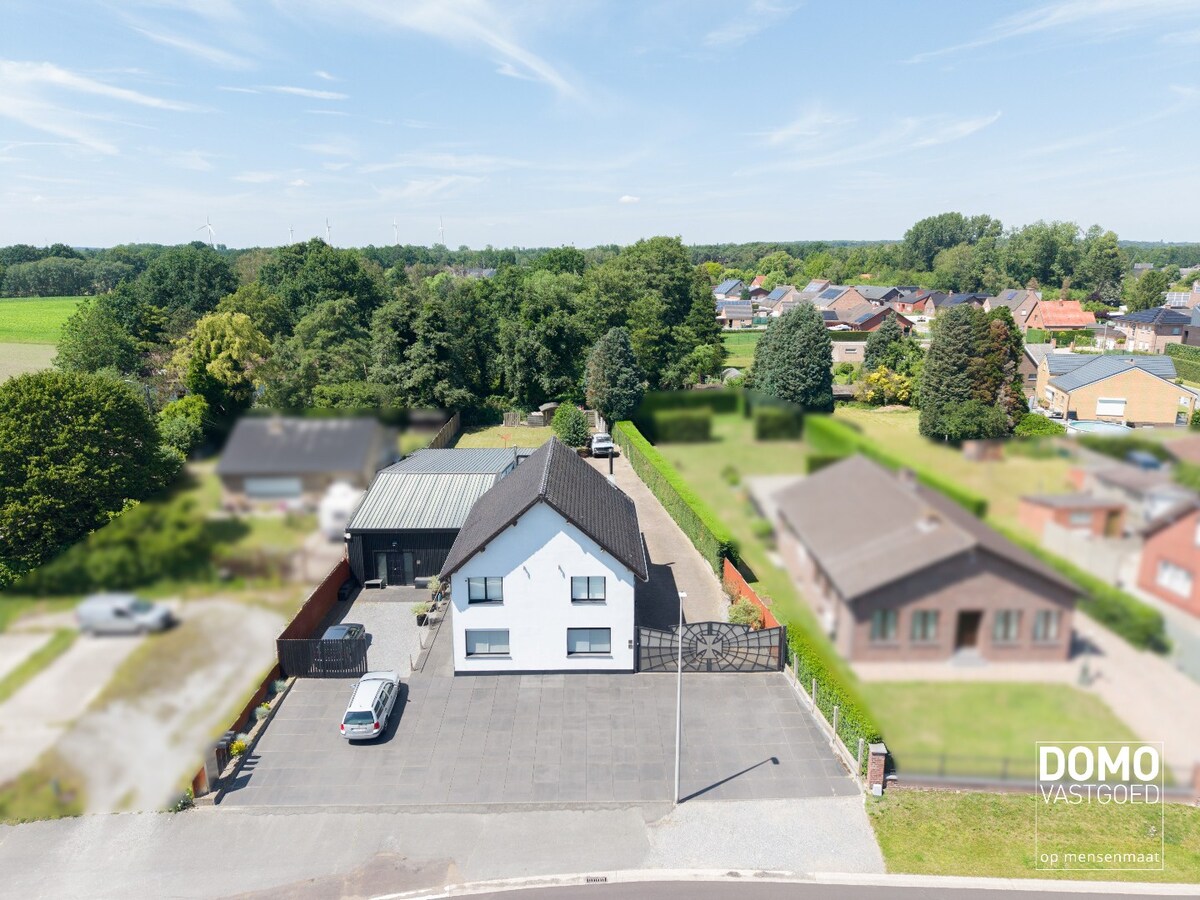 KARAKTERVOLLE GEZINSWONING MET RUIME OPSLAGMOGELIJKHEDEN EN 2 AANLIGGENDE APPARTEMENTEN OP EEN PERCEEL VAN 13A 88CA TE STOKROOIE 