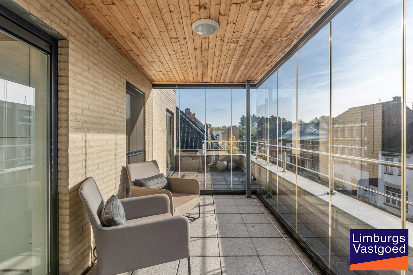 Exclusief penthouse met ruim terras, 2 slpk, extra brede autostaanplaats, centrum Houthalen 