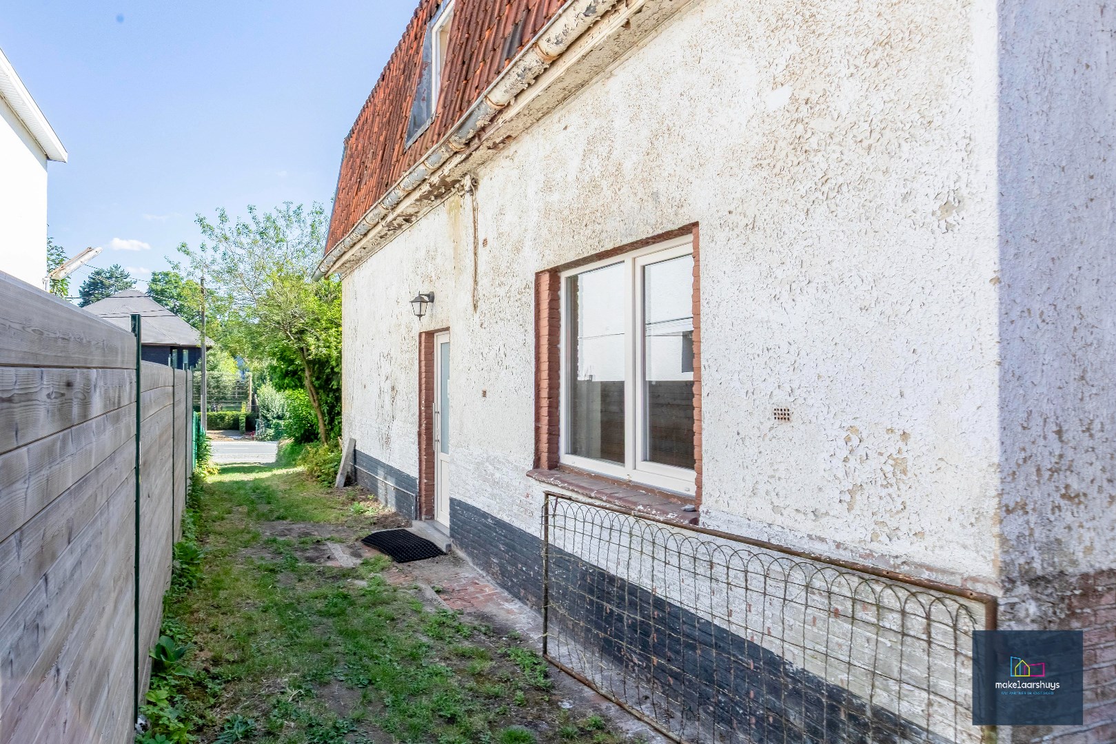 VERKOCHT !!! Residentieel gelegen  te renoveren halfopen bebouwing met tuin 