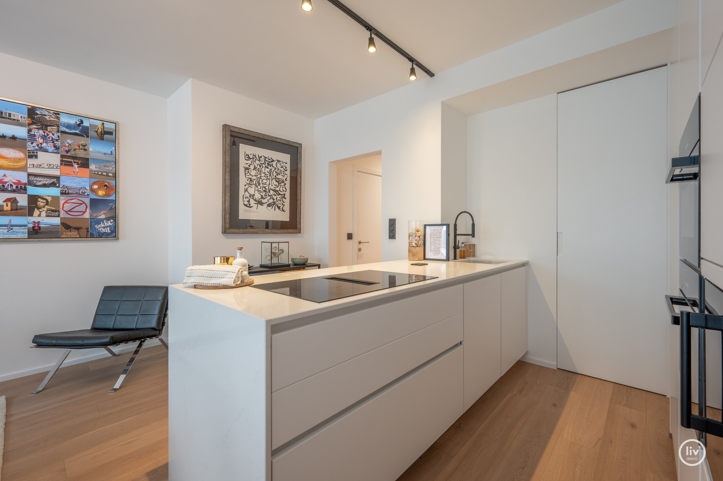 Gerenoveerd 2 slaapkamer appartement met een prachtig zeezicht gelegen nabij het Driehoeksplein te Knokke. 