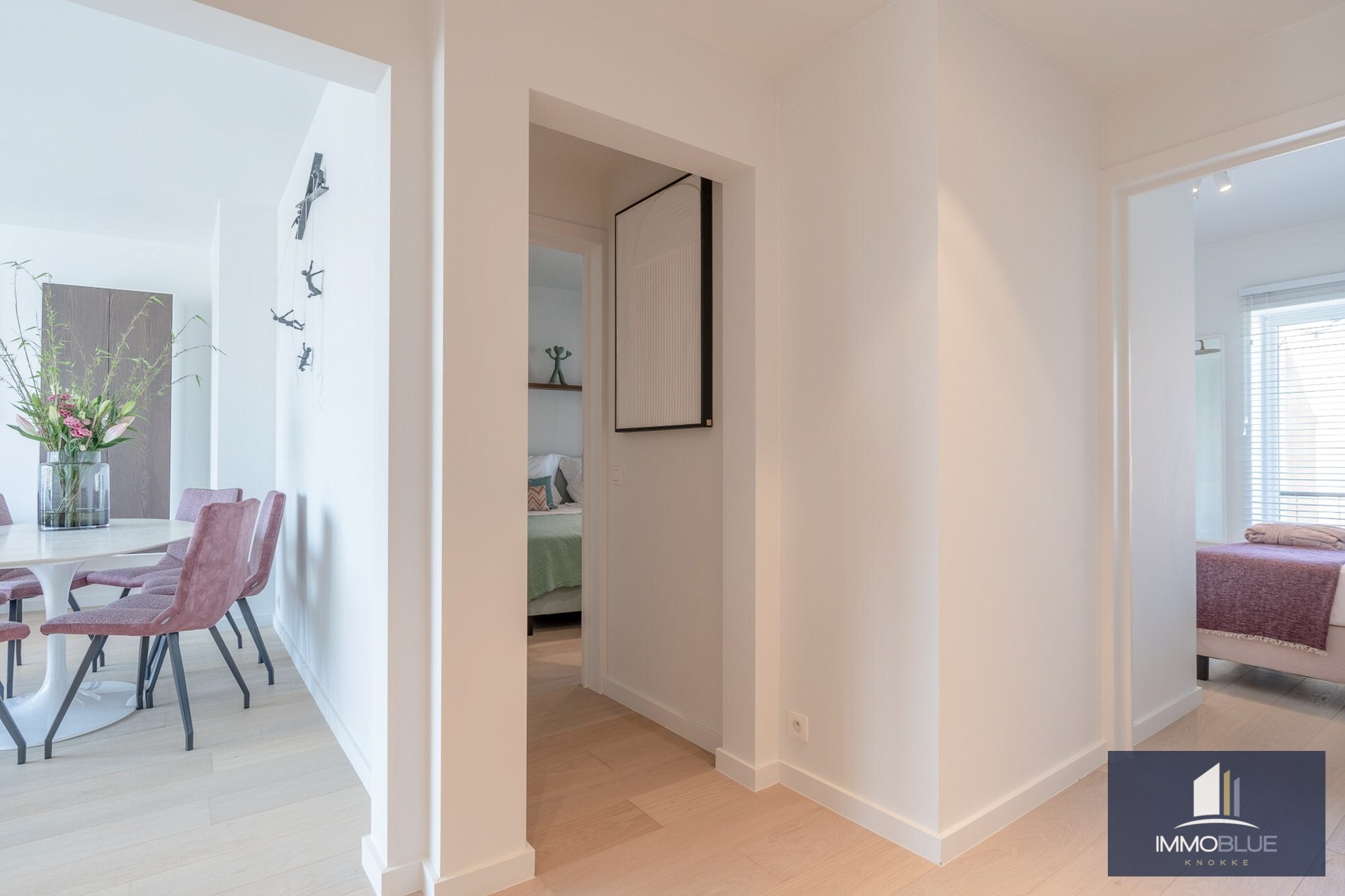 Situé dans un endroit calme, cet appartement entièrement rénové offre une vue dégagée sur les villas. 