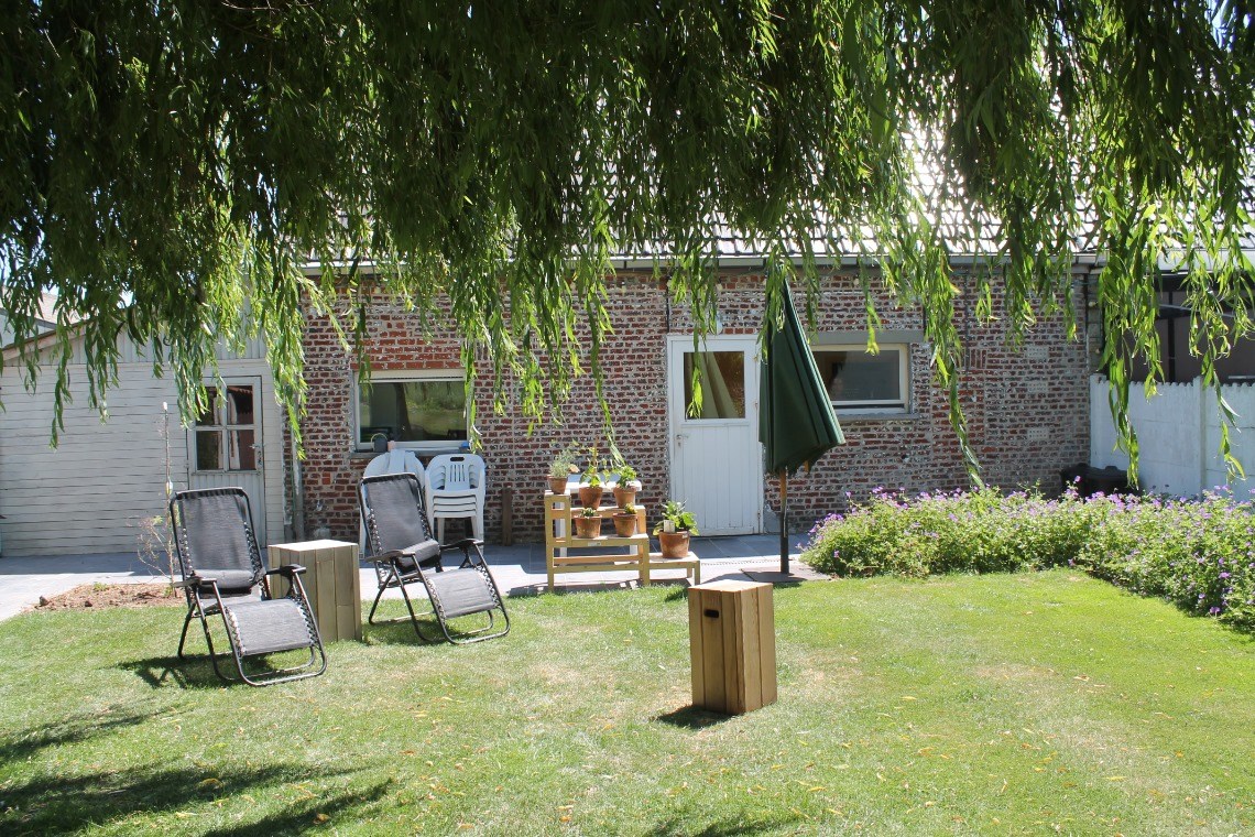 Charmante halfopen woning met garage, 2 slaapkamers en grote tuin 