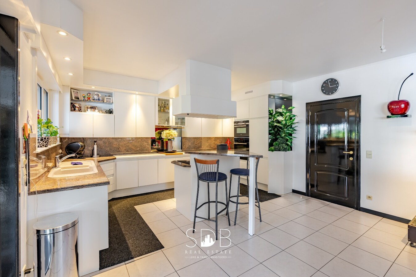 Hedendaagse villa met dubbele garage, zwembad en magazijn op 2.937m² 