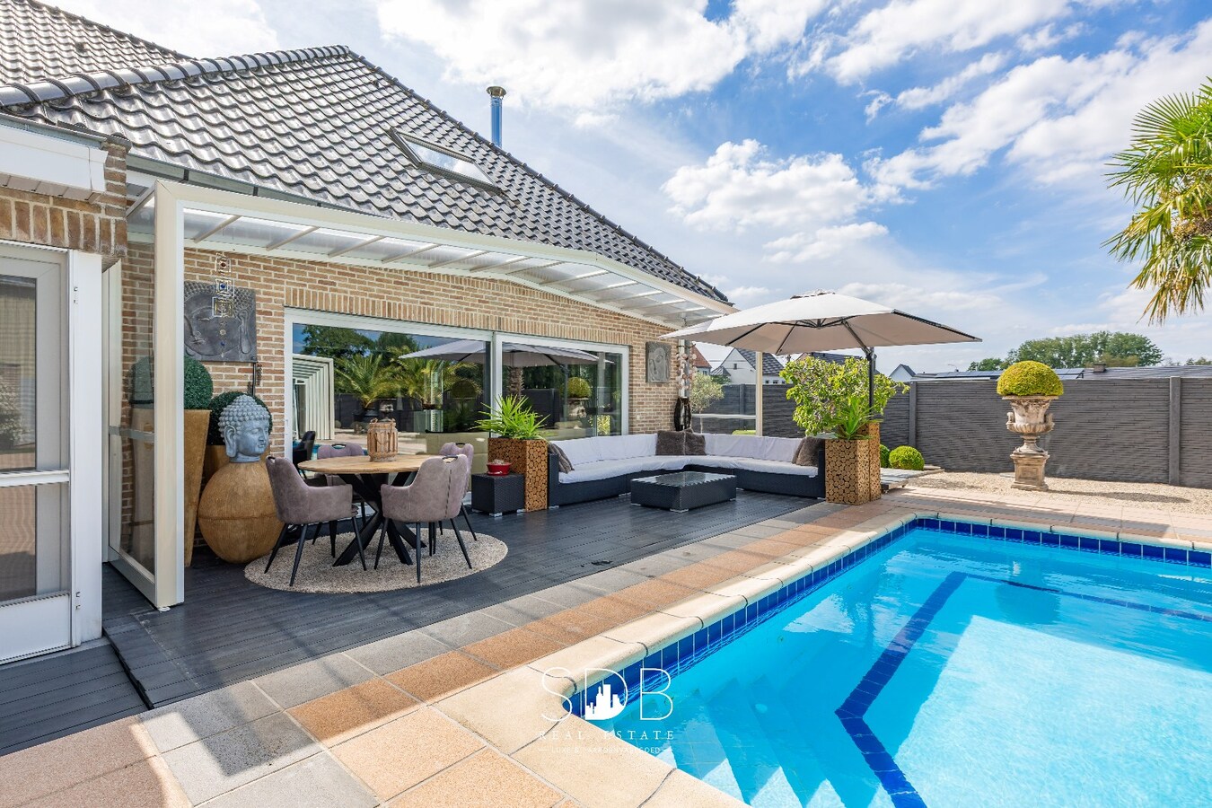 Hedendaagse villa met dubbele garage, zwembad en magazijn op 2.937m² 