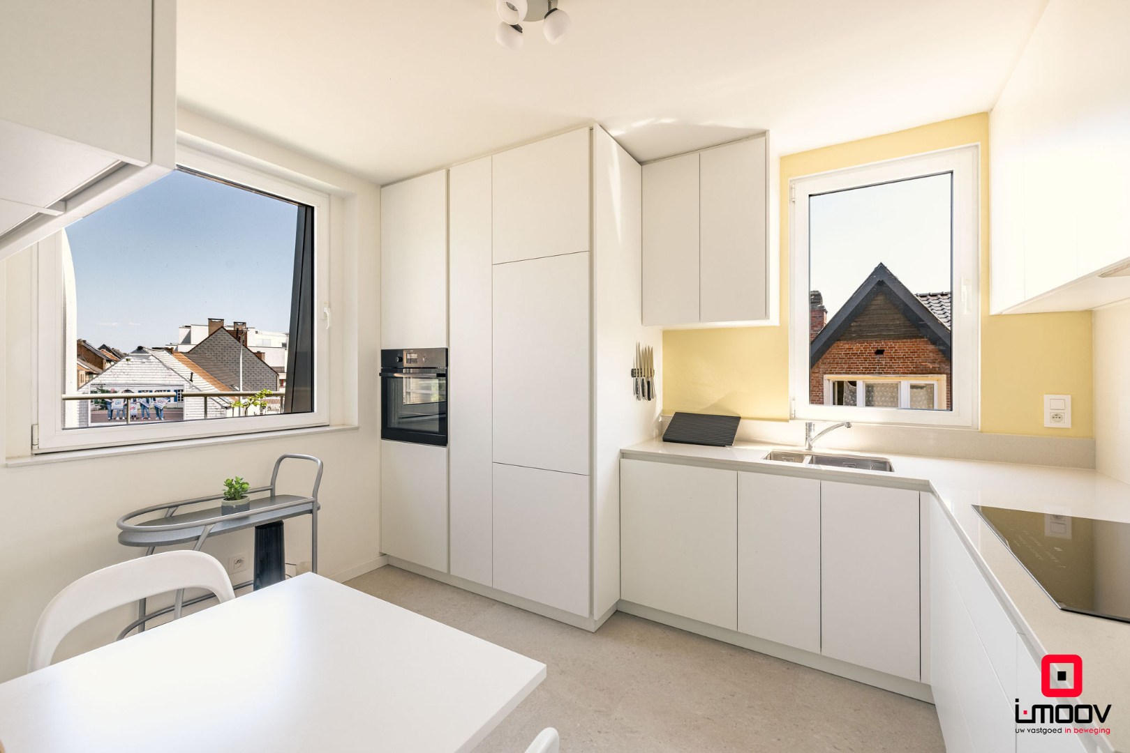 Ruim appartement met 2 slaapkamers, dubbele garage en twee terrassen te Aalst 