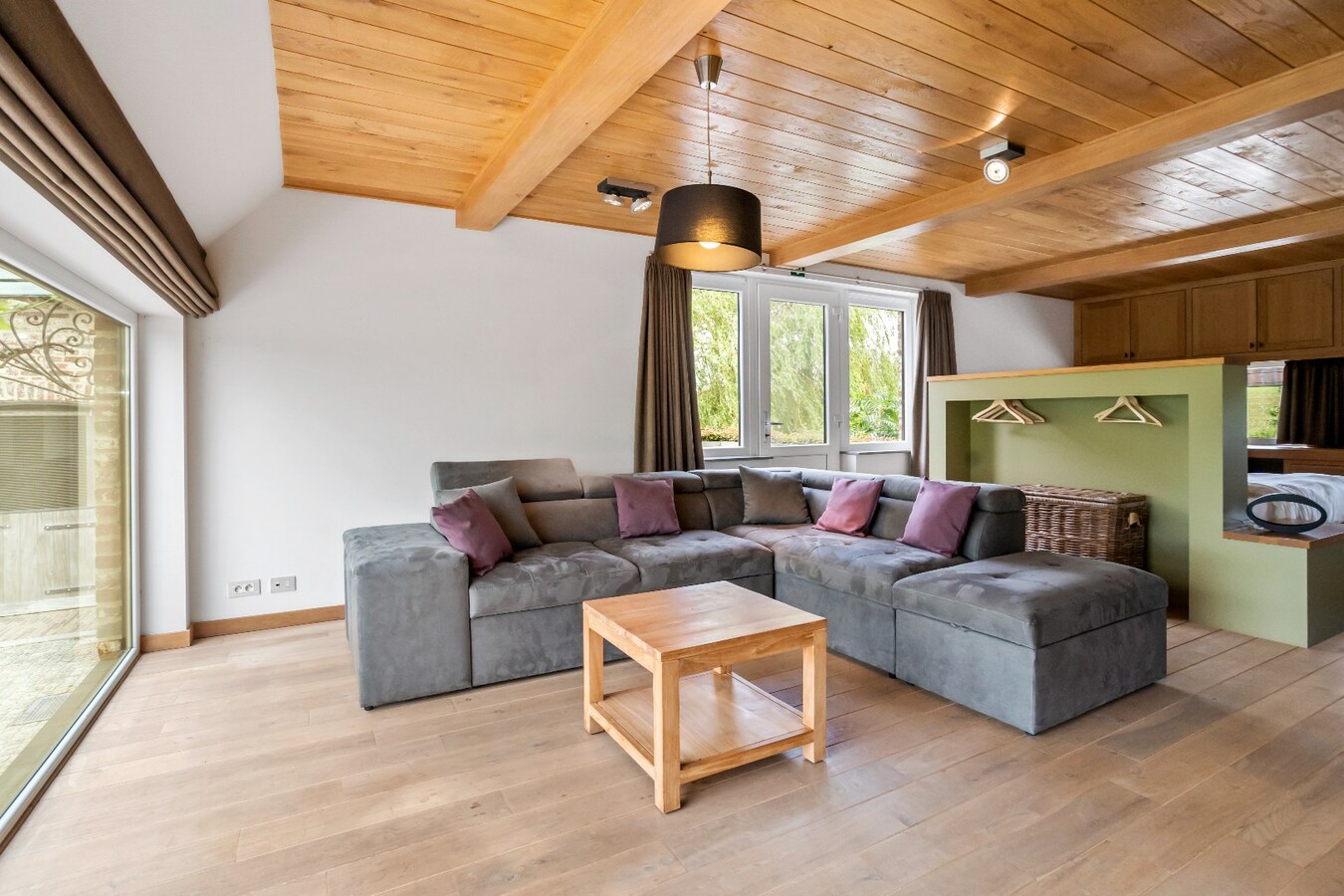 Unieke vierkantshoeve op toplocatie in Heuvelland te koop! 