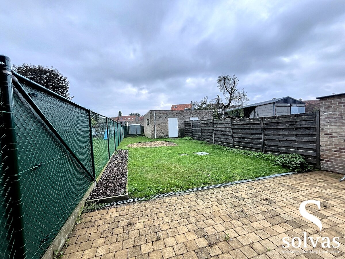 Drieslaapkamer woning in centrum Lotenhulle met tuin en garage 