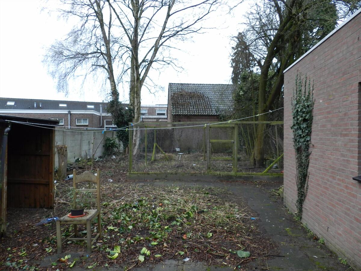 Karakteristiek, ruim woon-winkelpand in het centrum van Kaatsheuvel. In de Hoofdstraat gelegen, zeer goed bereikbaar met veel passanten! 