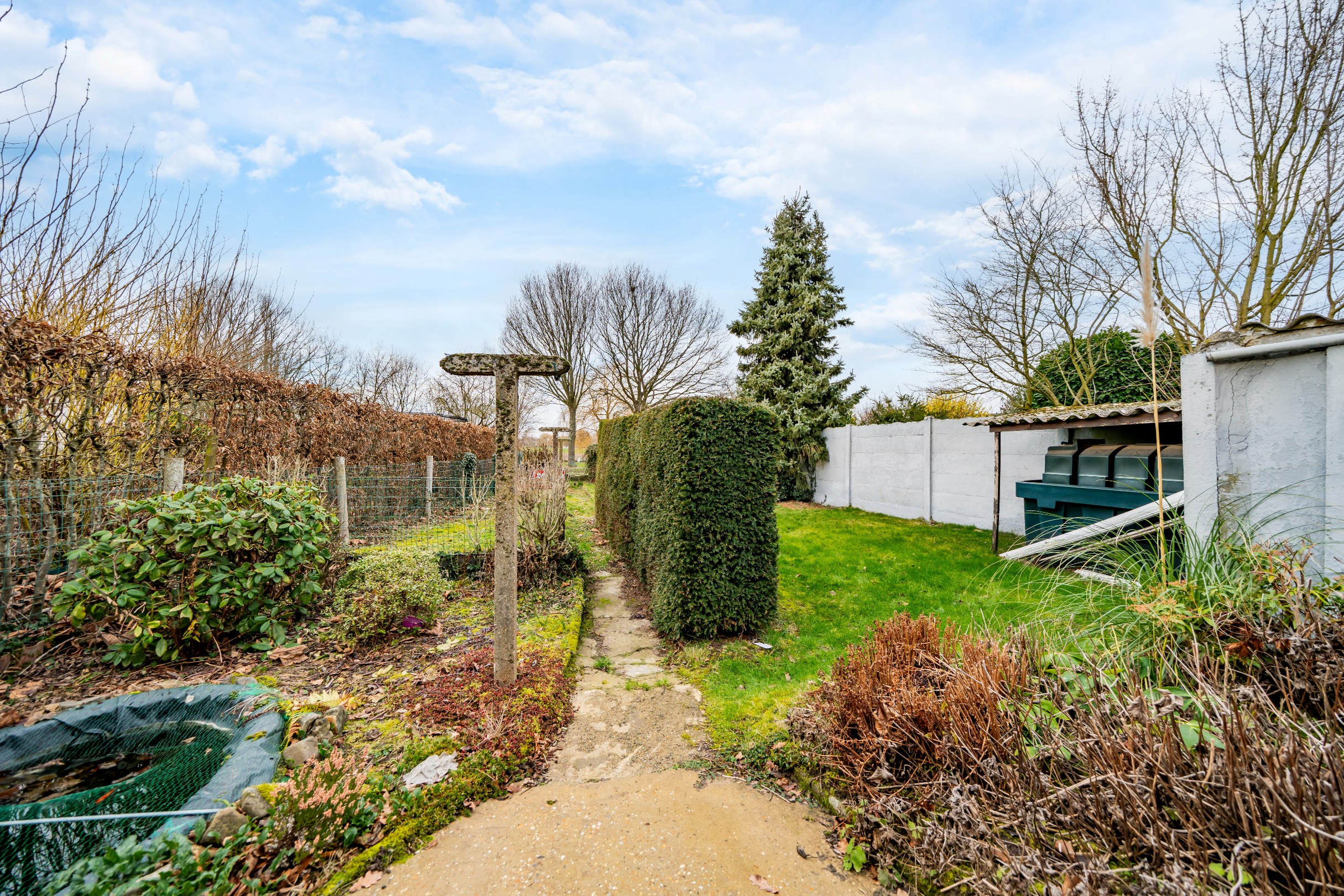 Halfopen bebouwing met 3 slaapkamers, tuin en garage. 