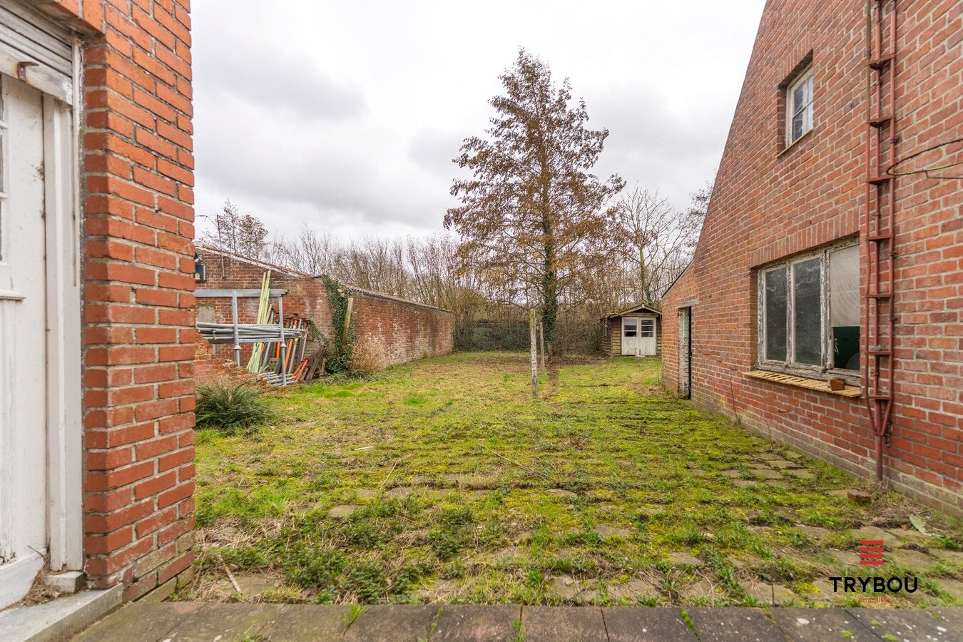 Te renoveren woning met bijgebouw en tuin in Houthulst 