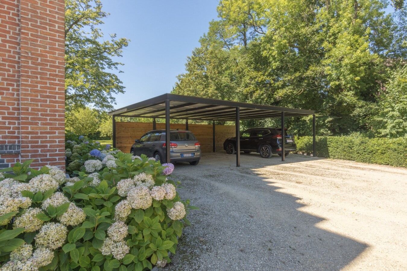 Gelijkvloers 3-slaapkamer villa-appartement met parktuin. 
