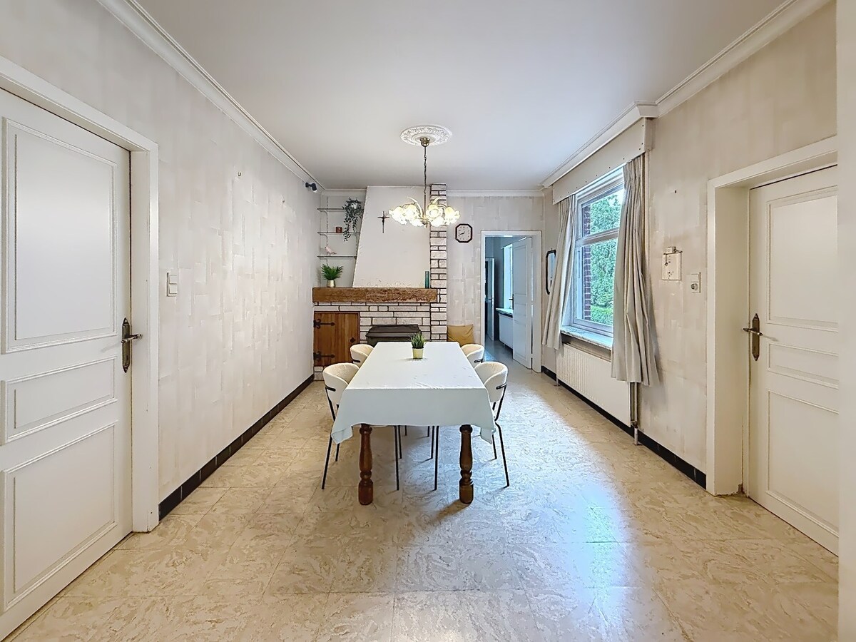 Kloeke woning met vier slaapkamers en ruim magazijn in Hulste. 