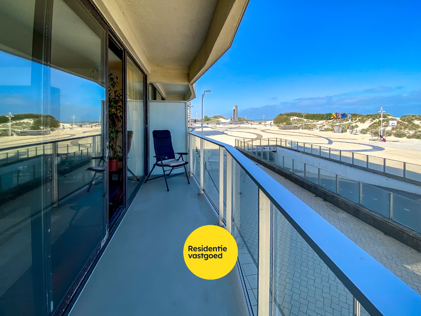 2-slaapkamerappartement (84m²) met FRONTAAL &amp; LATERAAL ZEEZICHT en 2 TERRASSEN op de zeedijk te De Panne. 