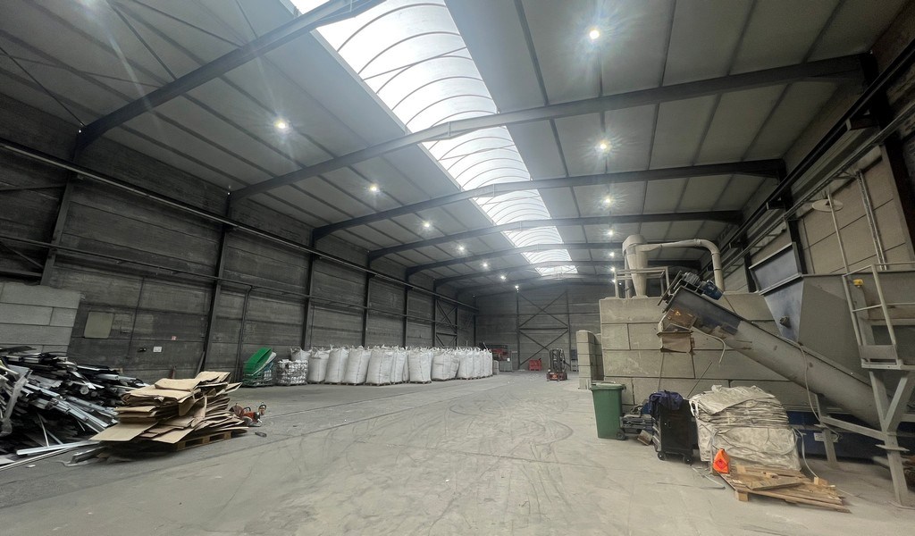 Loods met verharde buitenruimte te huur in Waregem