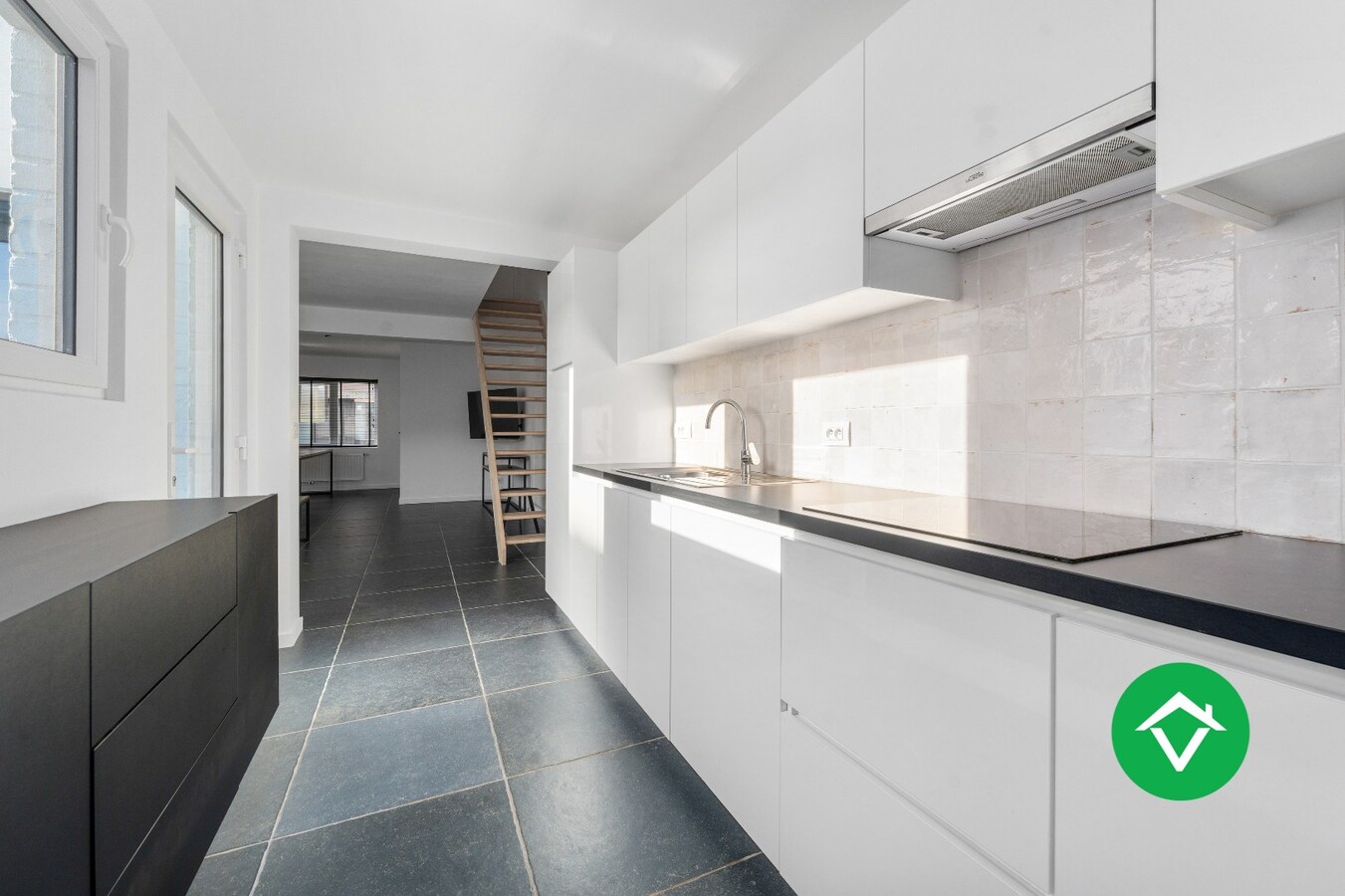 Volledig vernieuwde woning met 3 slaapkamers en bijgebouw in centrum Koekelare 