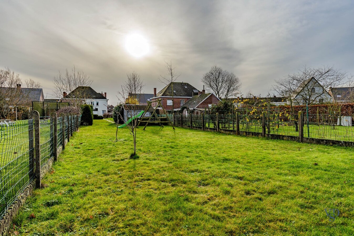 Ruime, deels gerenoveerde Half Open Bebouwing 