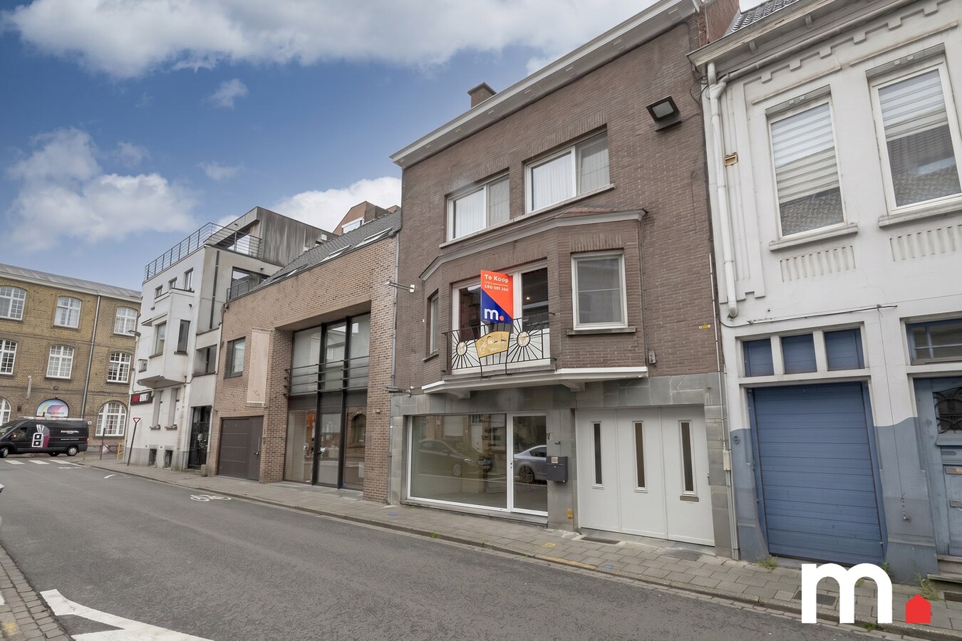 Lichtrijk instapklare woning EPC C  te Roeselare met 3 slaapkamers, zonnepanelen, Garage en praktijk! 
