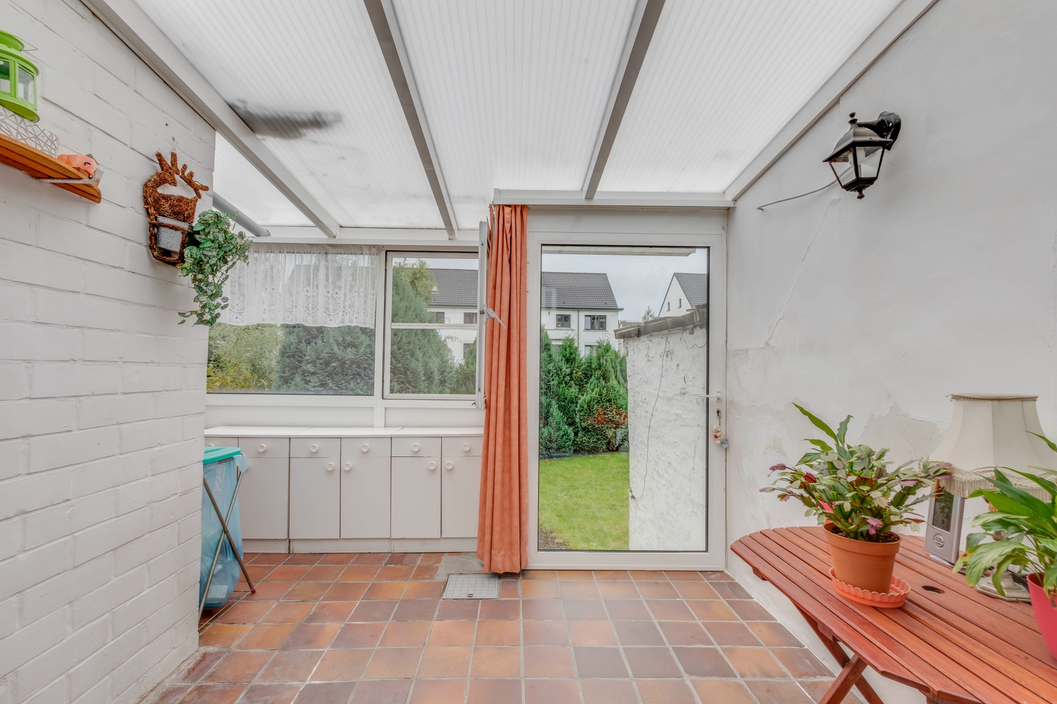 Op te knappen woning met prachtige tuin! 