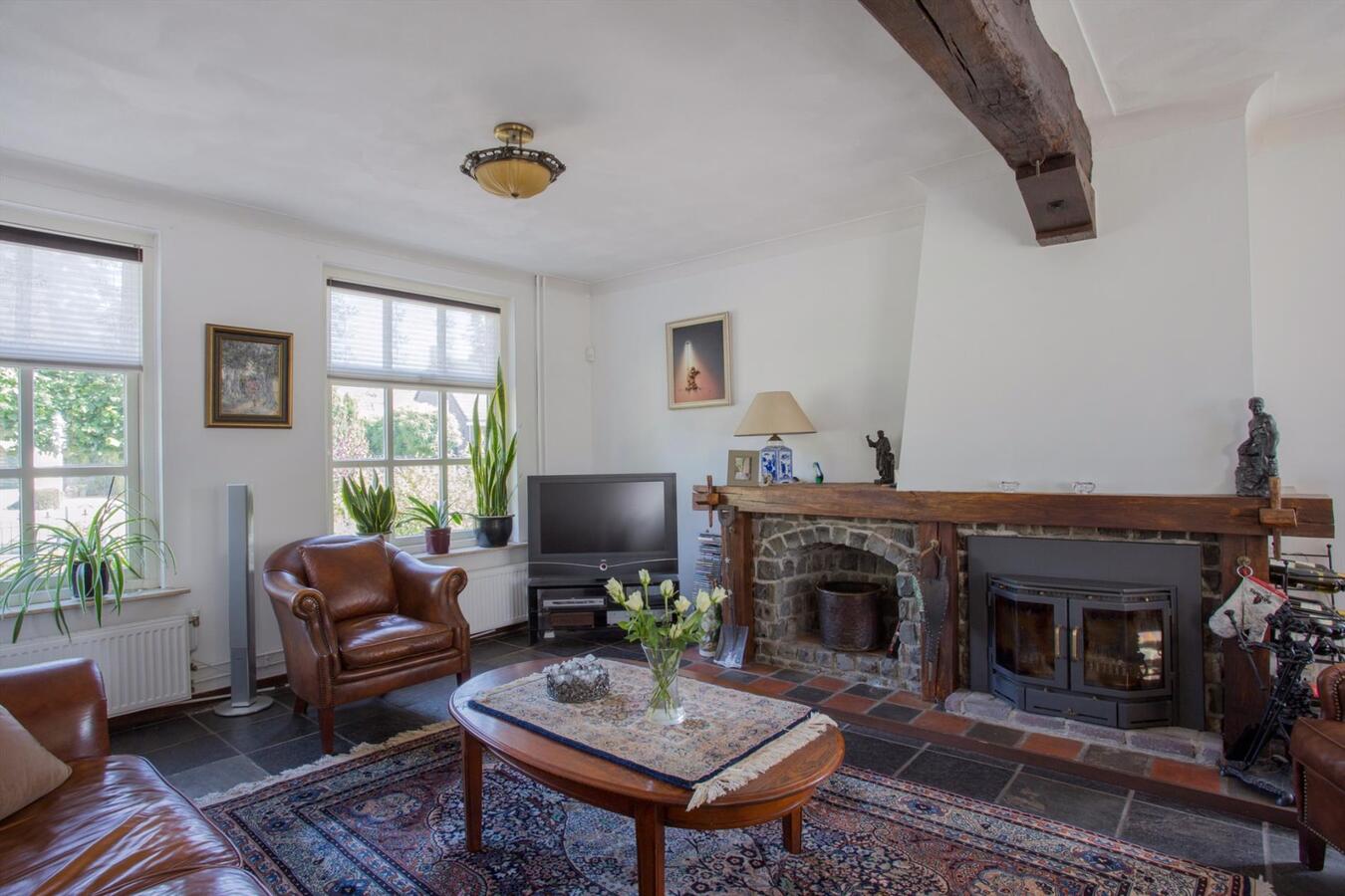 Gemoderniseerd vrijstaand landhuis met veel authentieke elementen en met riet afdekte kap, op een perceel van 1383 m2 grond aan de Heijerstraat 15 te Westerhoven. 