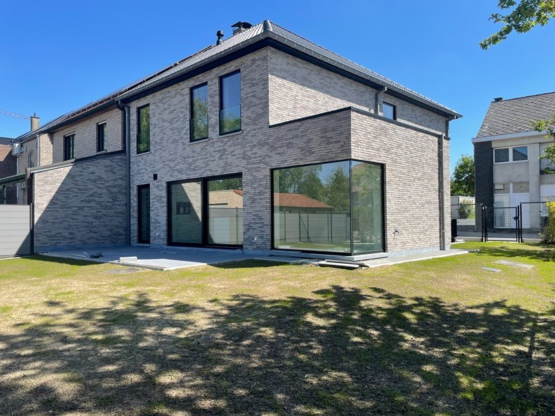 Zeer ruime moderne halfopen nieuwbouwwoning met tuin/terras en garage 