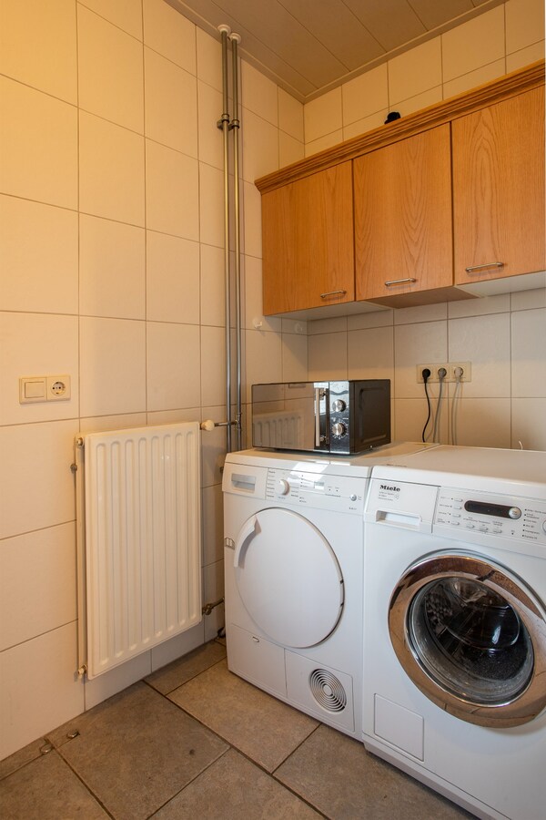 Degelijke vrijstaande woning met groot bijgebouw gelegen op een hoekperceel in Hooge Mierde. 