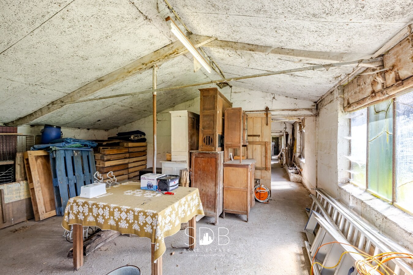 Authentieke hoeve met bijgebouwen en graslanden op 6.664m² met mogelijkheid tot bijkomend grasland op 3.070m² 