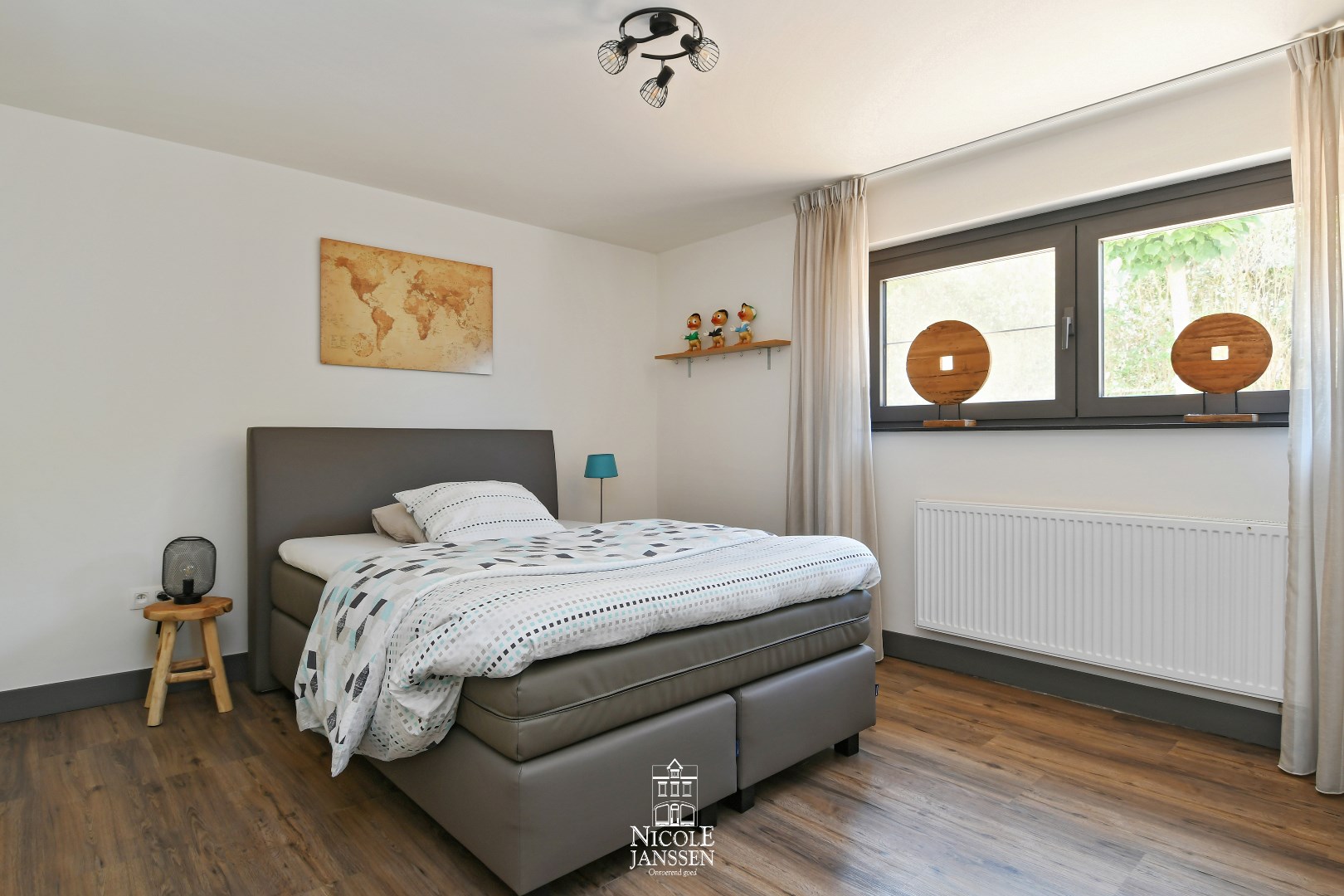 Twee ruime slaapkamers, waarvan één met directe toegang naar de tuin 