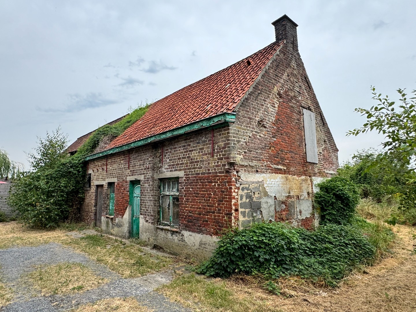 Landelijk gelegen woning met bijgebouwen op 3.850 m². 