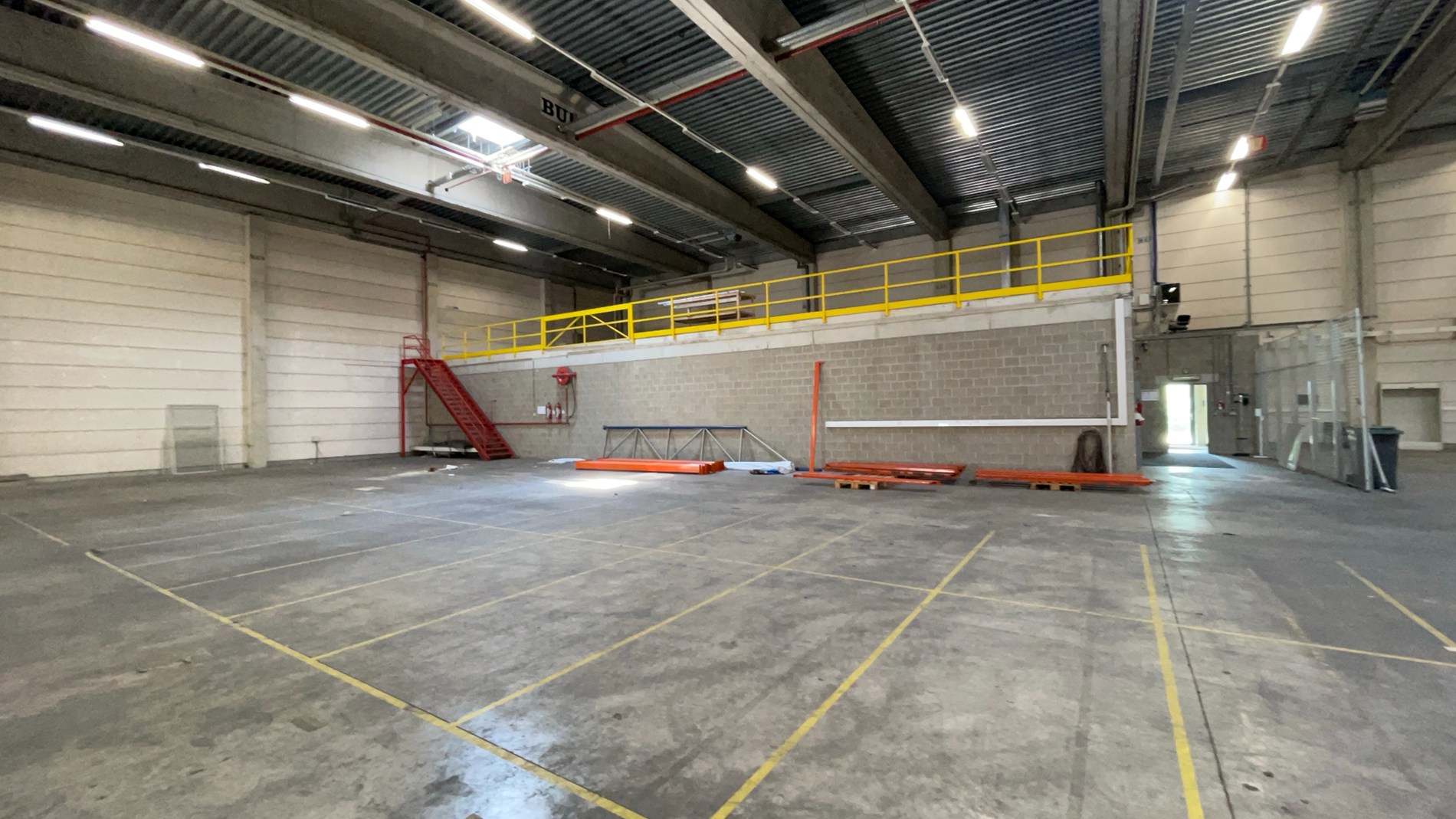 Loods met kantoor te huur nabij E19 in Mechelen