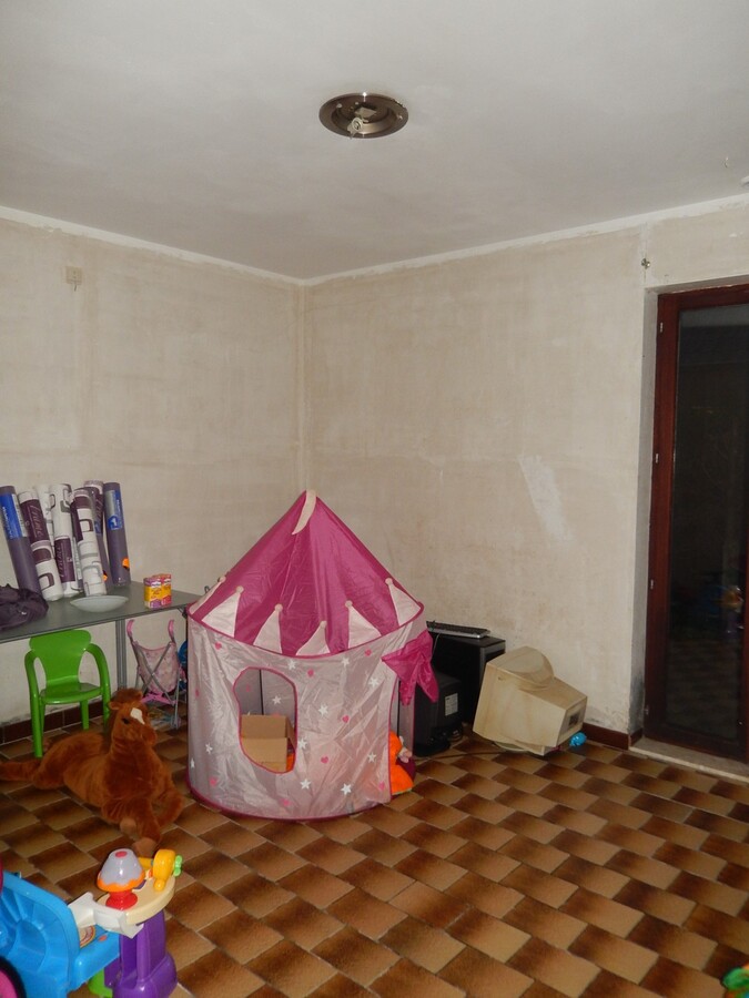 Op te frissen alleenstaande woning 