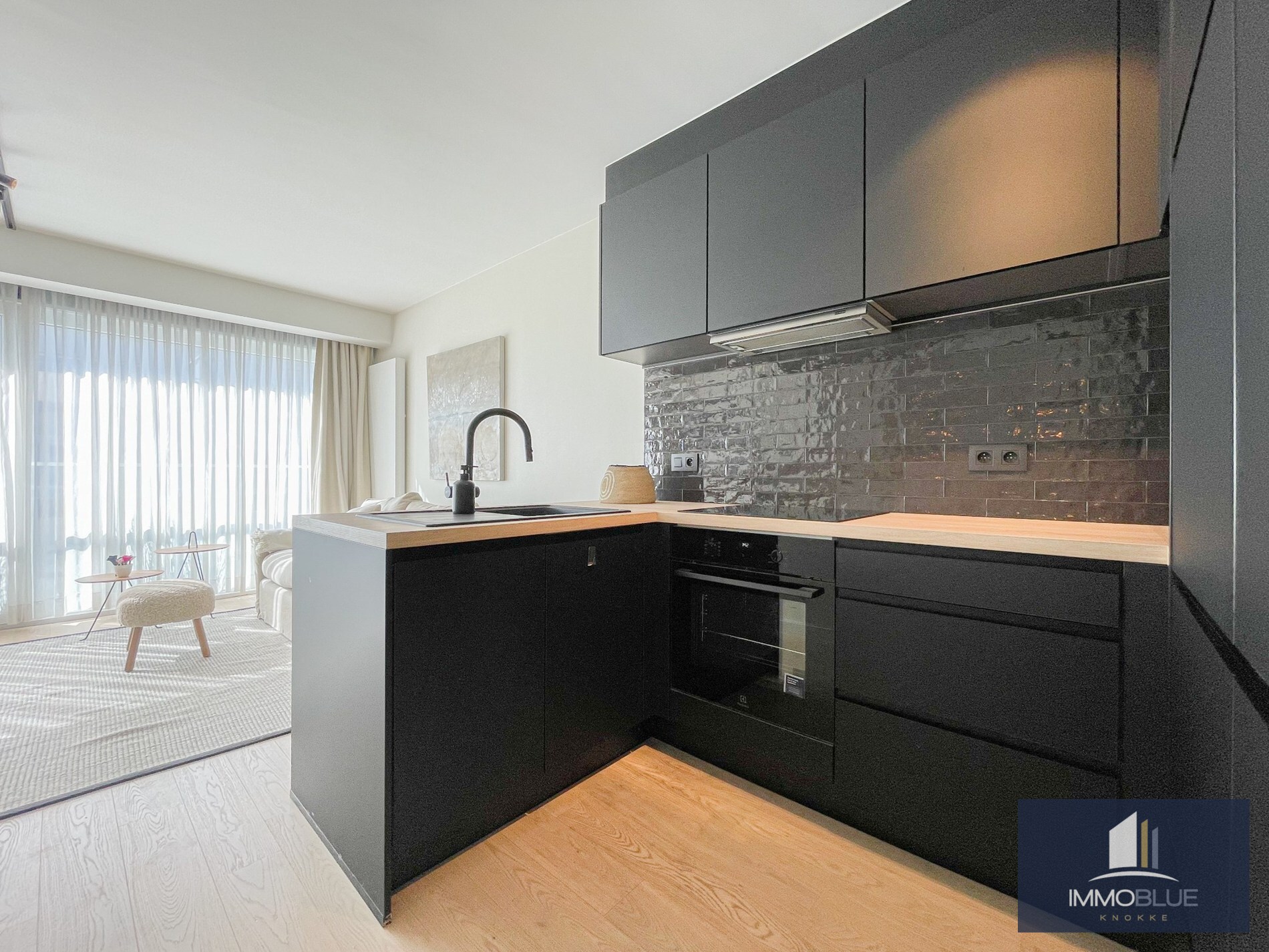 Recent tijdloos gerenoveerd appartement gelegen op de Kustlaan. 